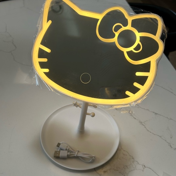 Hello Kitty Table Lamp Makeup Mirror - Picture 4 of 5